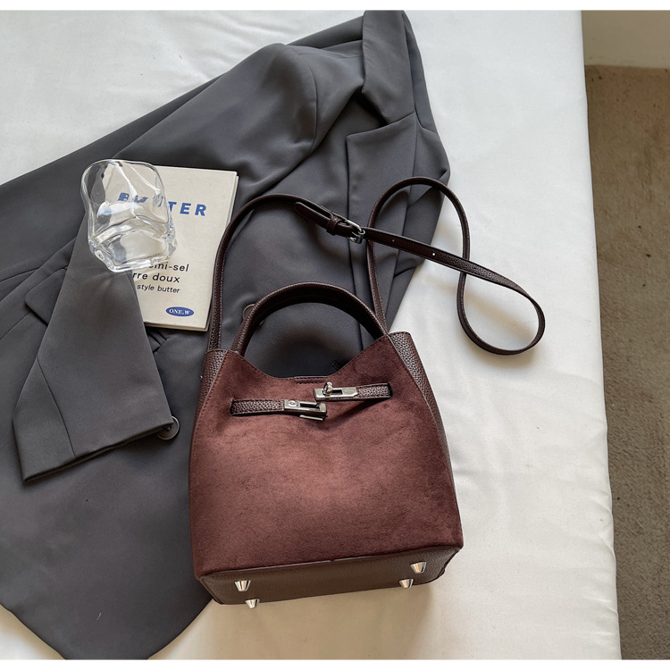 Bolso de venta caliente, bolso de mochila para mujeres 2025, nuevo nicho coreano de alto nivel, bolso de cubo de mano de empalme