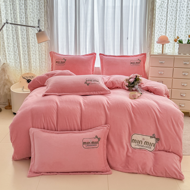 Tejido de bordado caliente grueso de lana de leche de cuatro piezas de sábanas cubiertas de edredón de bordado de tres piezas de cama al por mayor