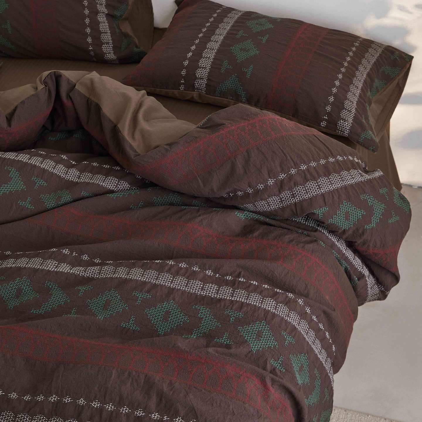 Conjunto de cama de quatro peças em algodão puro, tingido com fios, estilo nórdico francês minimalista retrô vintage, com matelassê Fair Isle e estampa jacquard. Acabamento sofisticado._voghion.com