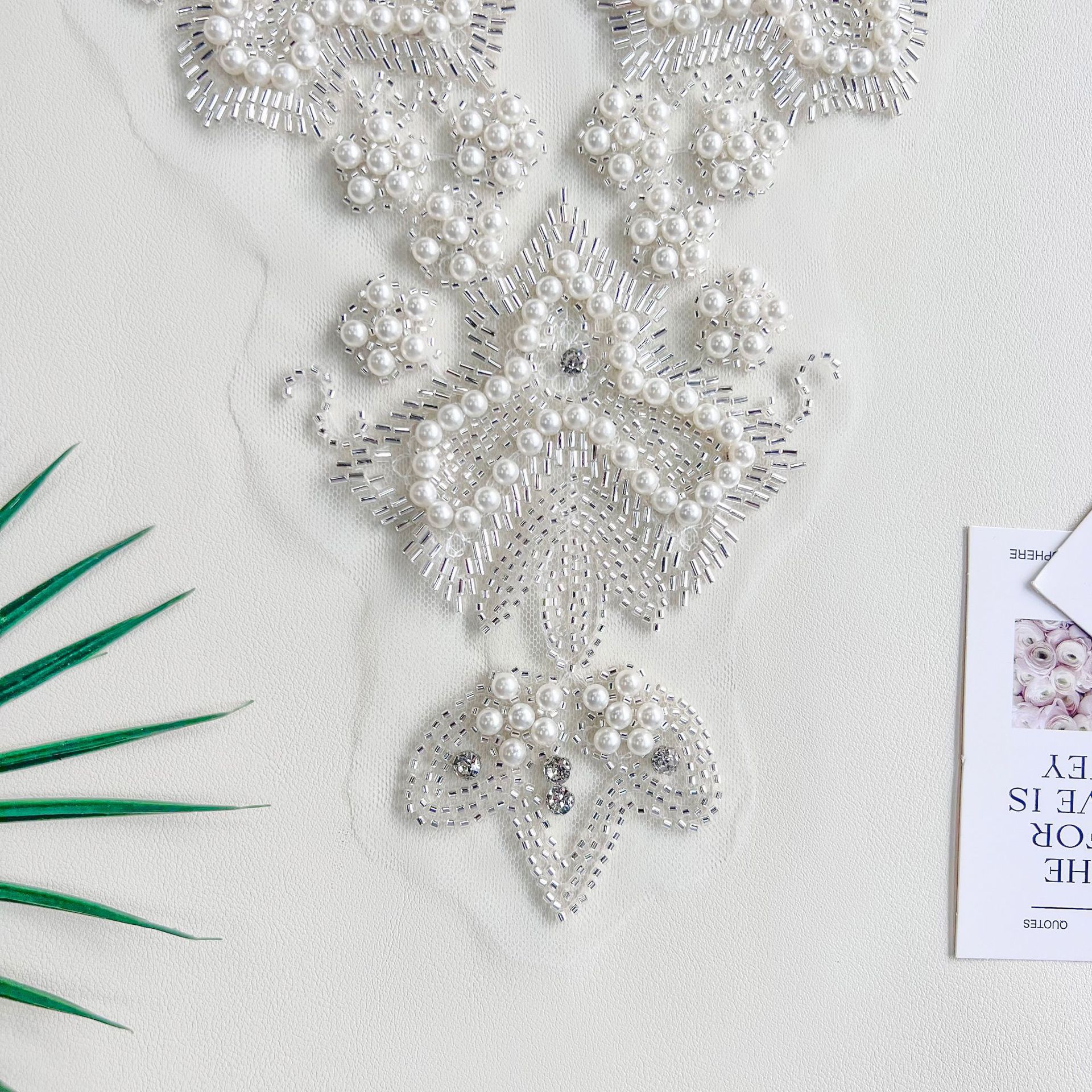 Fabricante al por mayor bordado perlas de malla blanca tela de encaje pegada collar delantero vestido de boda accesorios de decoración