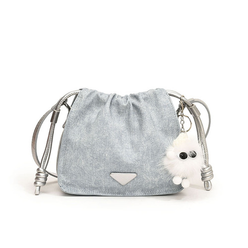 小包包女式2024新款潮褶皱纯色单肩斜挎包流行牛仔休闲抽绳水桶包