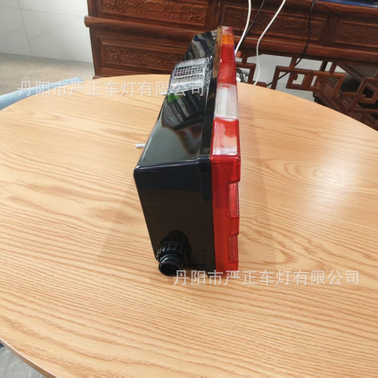 Factory Direct Supply Suitable for Oukka Mercedes-Benz Truck Rear Tail Light Mp2 Rear Tail Light 0015406370 00154062