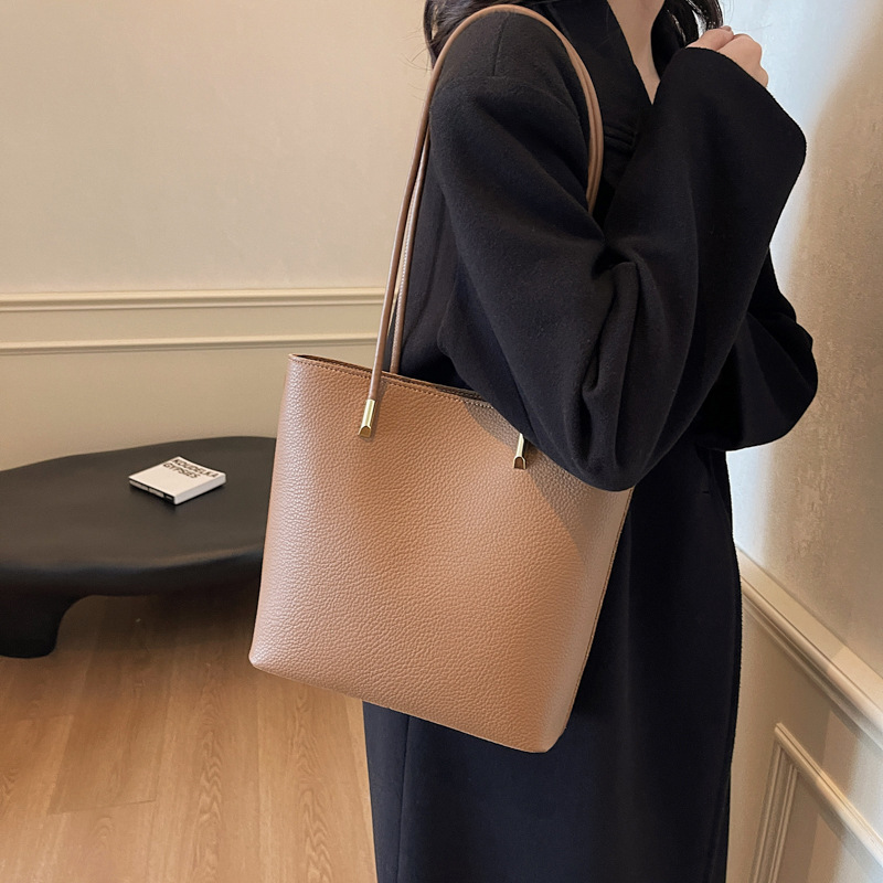 Bolso de viaje de moda simple para mujeres 2024 nuevo retro versátil bolso de hombro de nicho de alto nivel bolso de cubo