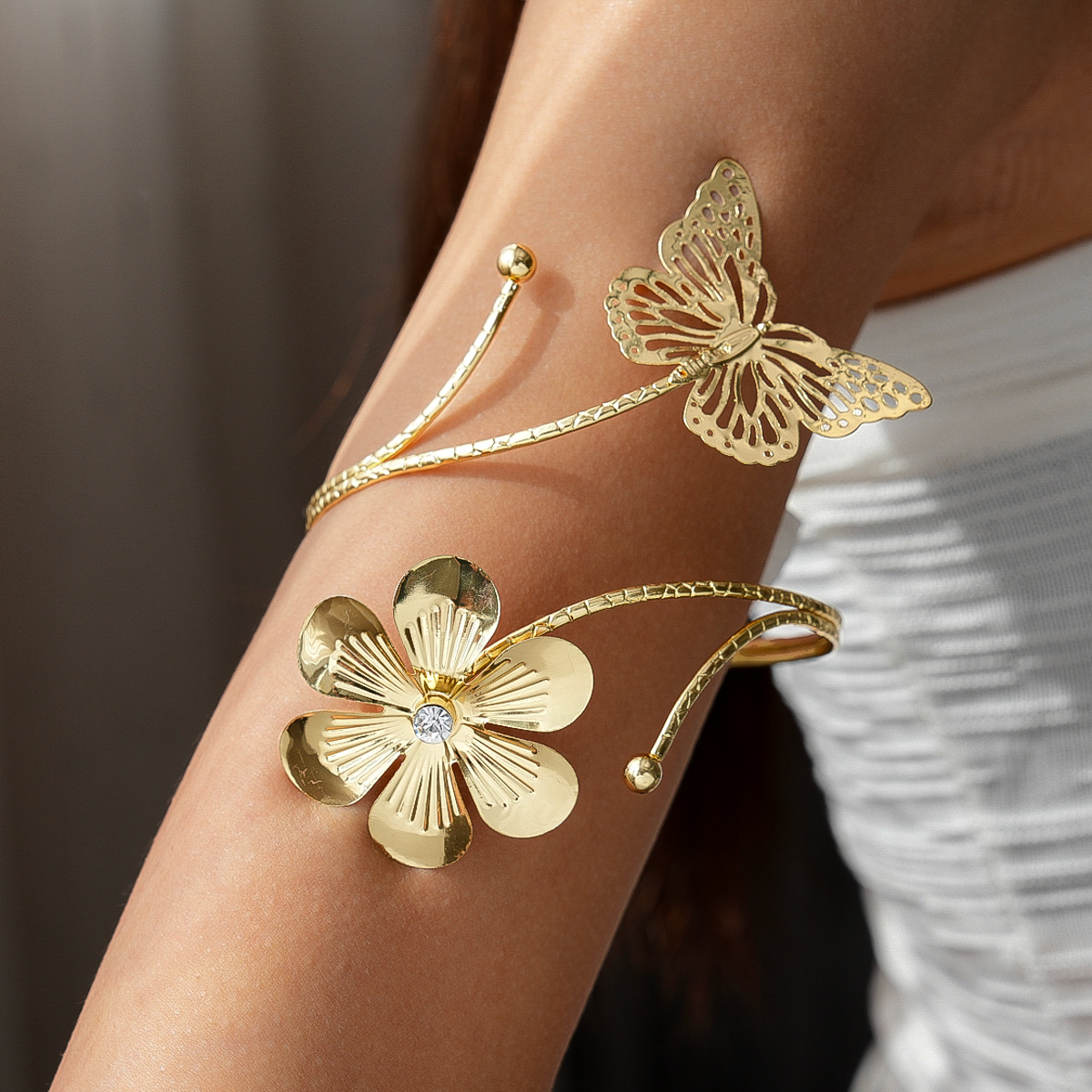 Europa y América sensación metálica de diamantes flores mariposa brazalete de apertura de moda alta sensación brazalete de nicho simple para mujeres