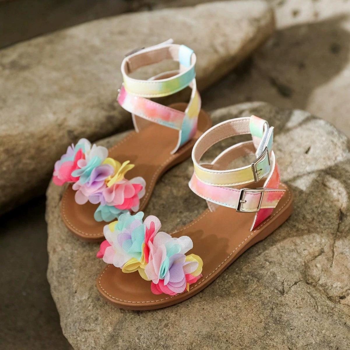 Трансграничная внешняя торговля Корейская версия иностранного мягкого дна девочек принцесса сандалии сладкие цветы нишевые кроссовки дизайн плоской подошвы