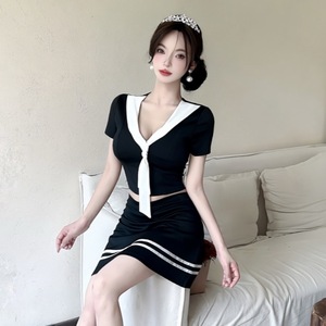 Short hip hugging two-piece dress， contrasting tie， cheerleading uniform
