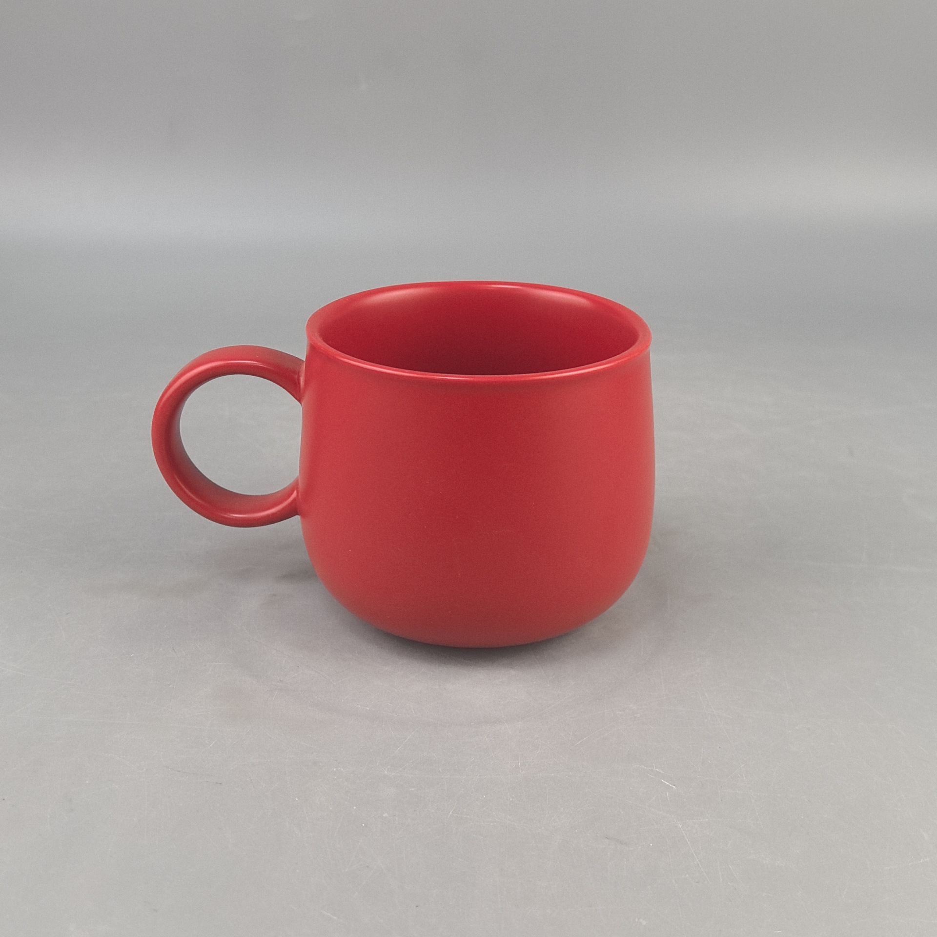 Taza de cerámica de vientre grande mate mate personalizada Taza de personalidad de lujo ligero de temperatura media Regalo de comercio exterior Taza de café con sello de cobre