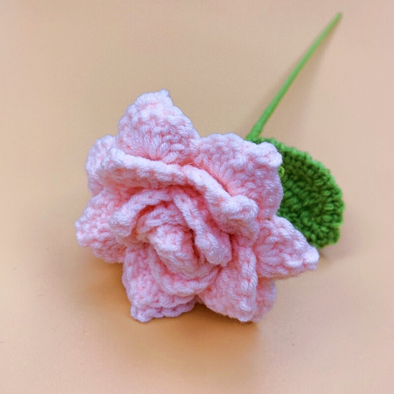 完成品の手作りの花はバラの花をシミュレーションします。|undefined