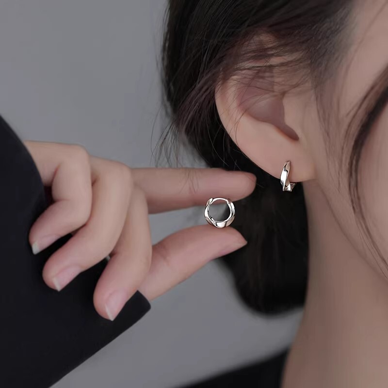 Titanium Steel Non-Fading Trendy Cool Girl Texture Heart Earrings for Women, Light Luxury Earrings with Unique Design for Autumn and Winter