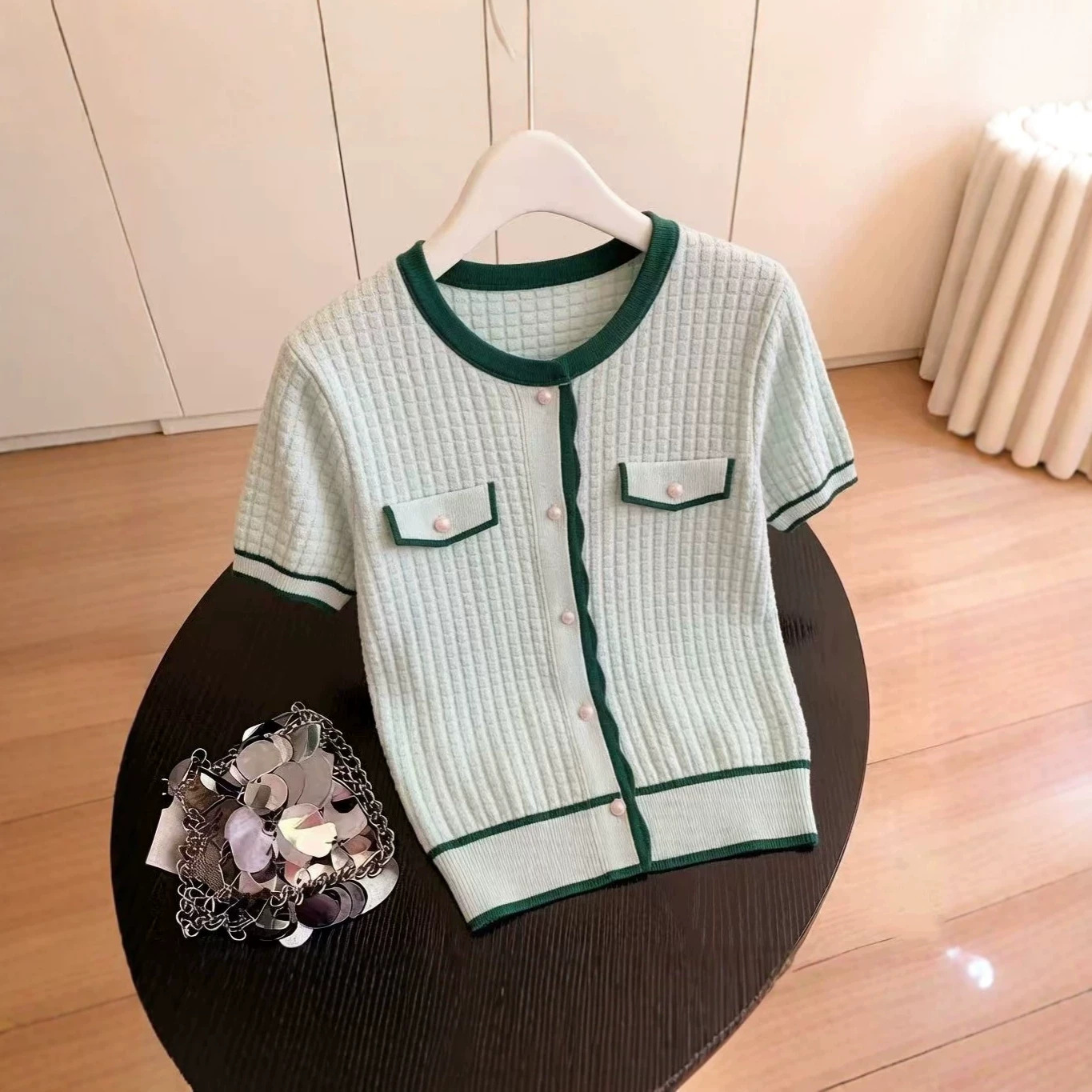Áo thun cổ tròn dệt kim lụa băng tay ngắn mỏng phong cách tiểu thơ — màu xanh lá cây nhạt