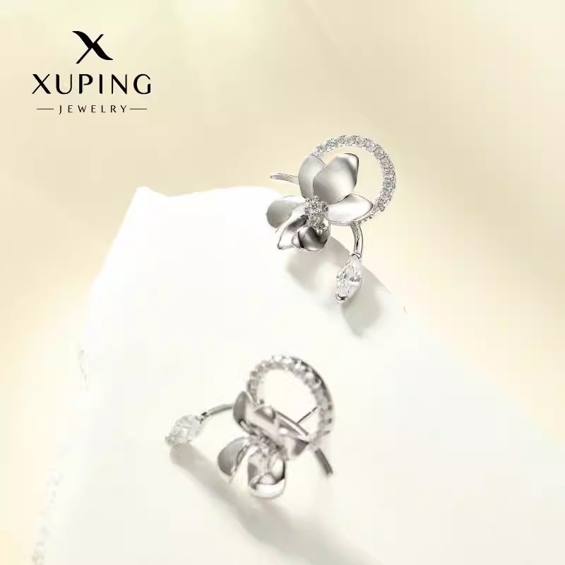 Xuping serie de flores de estilo colorido círculo geométrico pernos de aleación de cobre chapado blanco lujoso atmósfera ligera auriculares japoneses y coreanos