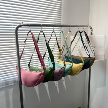 实体店同款女斜挎包学生新款单肩包尼龙饺子包斜挎小布包批发代发