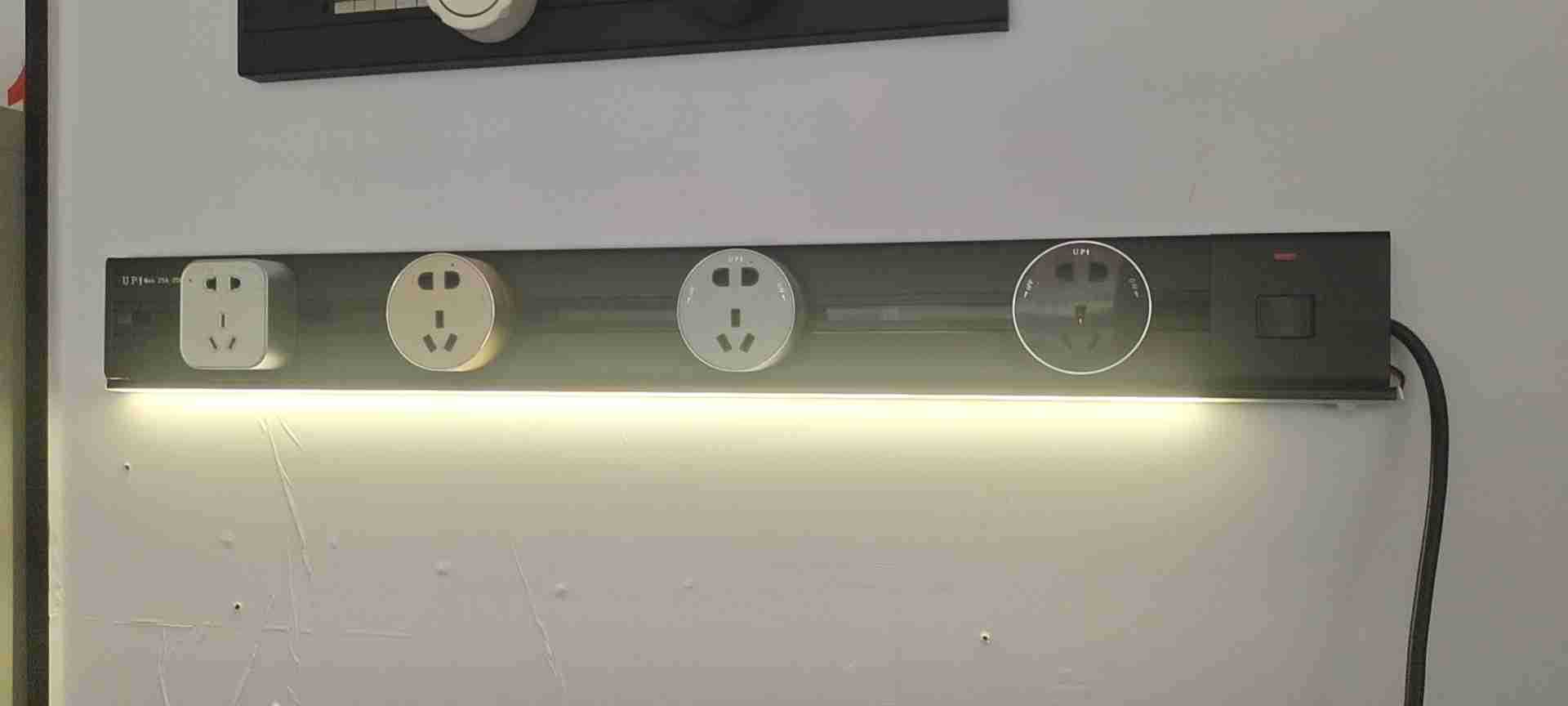 2022新款带人体感应灯轨道插座家用厨房专用无线可移动滑动导轨电