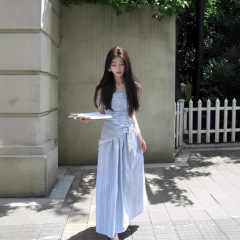 ロマンチックな逃亡の青い格子縞の胸のストラップワンピースの女性の夏のフランスの高級感は腰を収めてやせている長いスカートを現します。