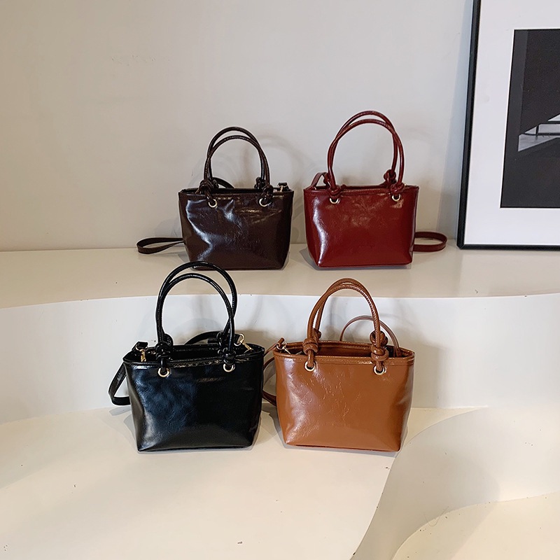 Bolsa de mano de cuero de aceite para mujeres 2024 nuevo otoño y invierno moda moda moda de mano portada con un hombro bolso de cubo