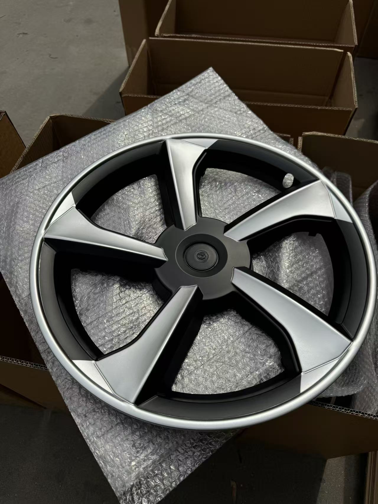 Hub cover – Tesla 18/19/20 inch - new-model-y-19-inch-blade-black-and-silver-two-tone