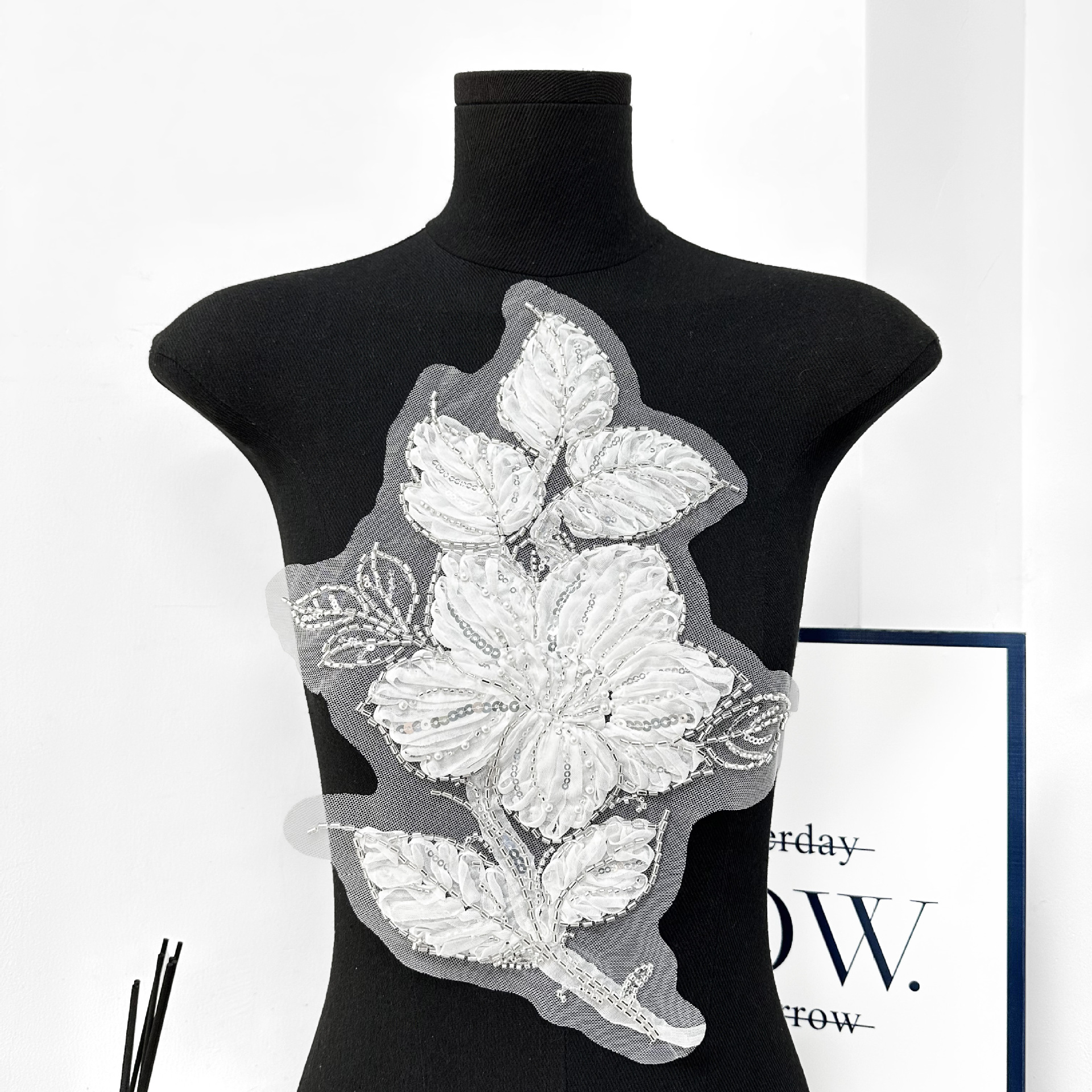 Vestido de boda accesorios de decoración negro y blanco dos colores cuentas de clavos tridimensionales cuentas de tubo de flores de flores hechas a mano accesorios de ropa DIY image 9