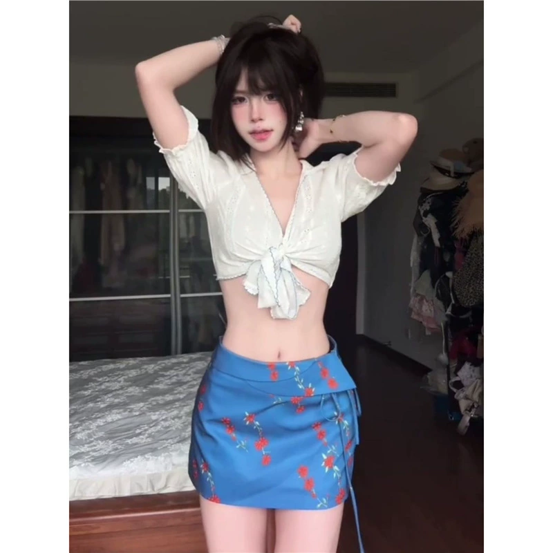 Секси костюм для женщин в французском стиле: топ с V-образным вырезом и короткими рукавами, синяя цветочная юбка А-силуэта с высокой талией