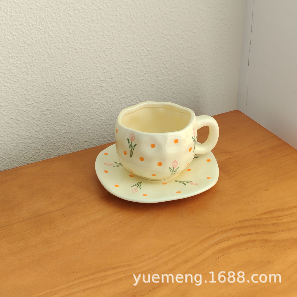 Taza de café de cerámica navideña irregular, linda taza con diseño de flores y corazones pintados a mano, juego de taza y platillo para té de la tarde
