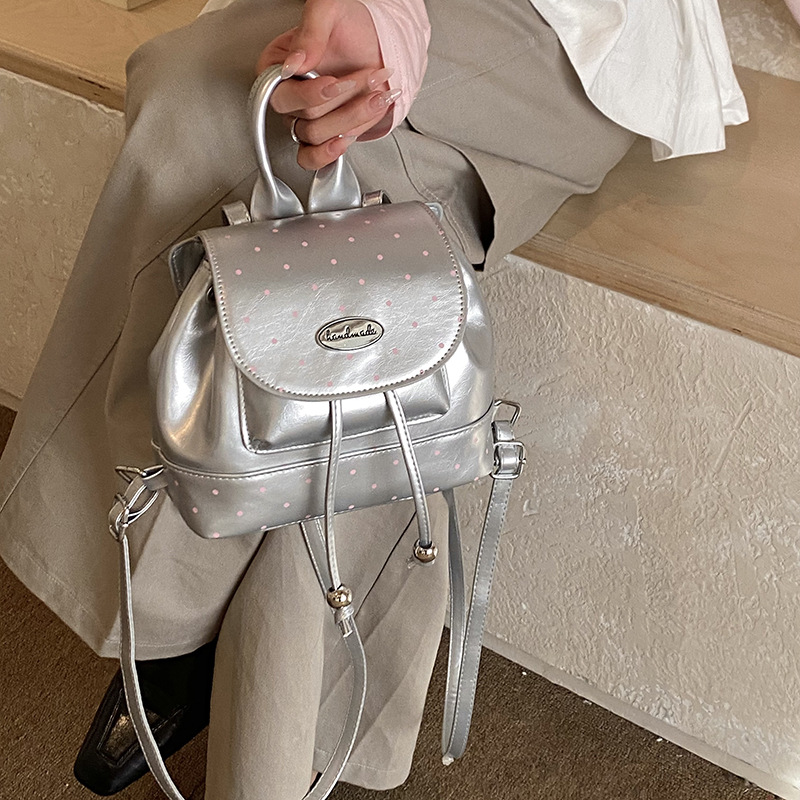 2026 nueva mochila infantil de moda coreana pequeña mochila de viento fragrante punto de onda de aire extranjero para niños y niñas mochila de cuerda de la moda