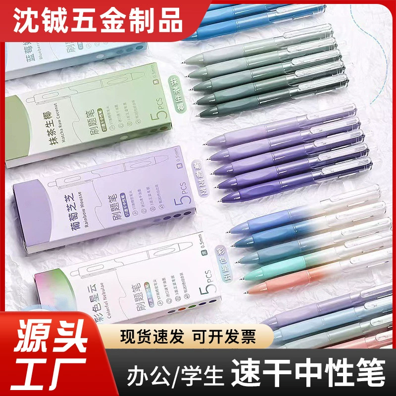 Студент щетит ручку для офиса с высокой значением.