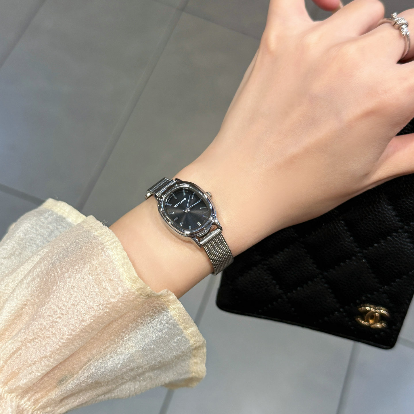 異様な冷淡な風シンプルな楕円銀色の高級感があります。