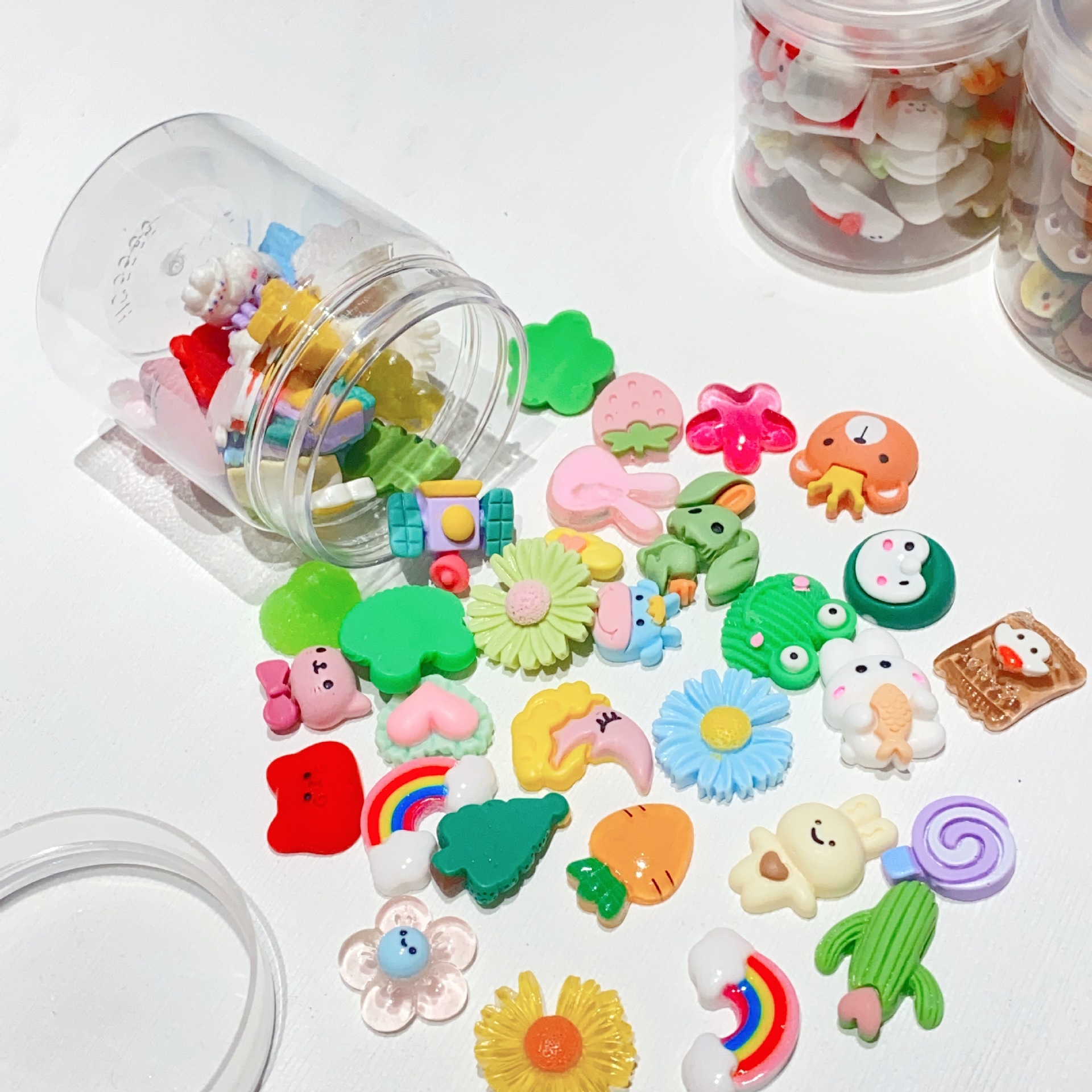 Directo de fábrica de color de dibujos animados mezclado DIY accesorios de resina al por mayor pegamento crema teléfono móvil Shell horquilla accesorios de producción