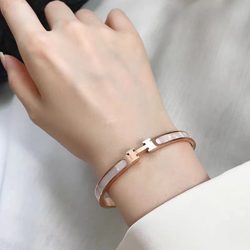 韓国版の人気チタン鋼バラ金hアルファベットブレスレット女性ファッション真貝小衆デザイン軽豪華ブレスレット|undefined