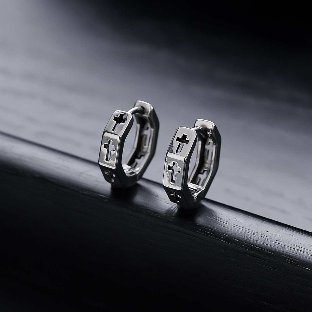 Orecchini a clip da uomo con croce cava, nuovi modelli di tendenza per donna, gioielli versatili di alta gamma, vendita all'ingrosso._voghion.com