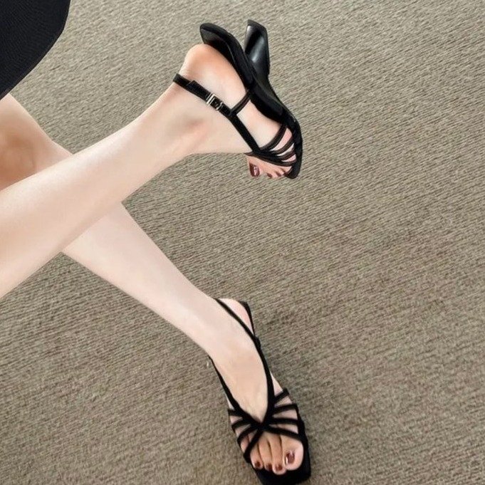 Cabeza cuadrada cruzada con sandalias de tacones desnudos para mujeres verano 2026 nuevo estilo universal pequeño hombre romano zapatillas de tacones altos para usar