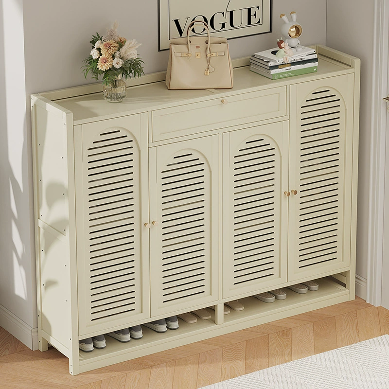 Новый обувной шкаф со сливками на пороге дома