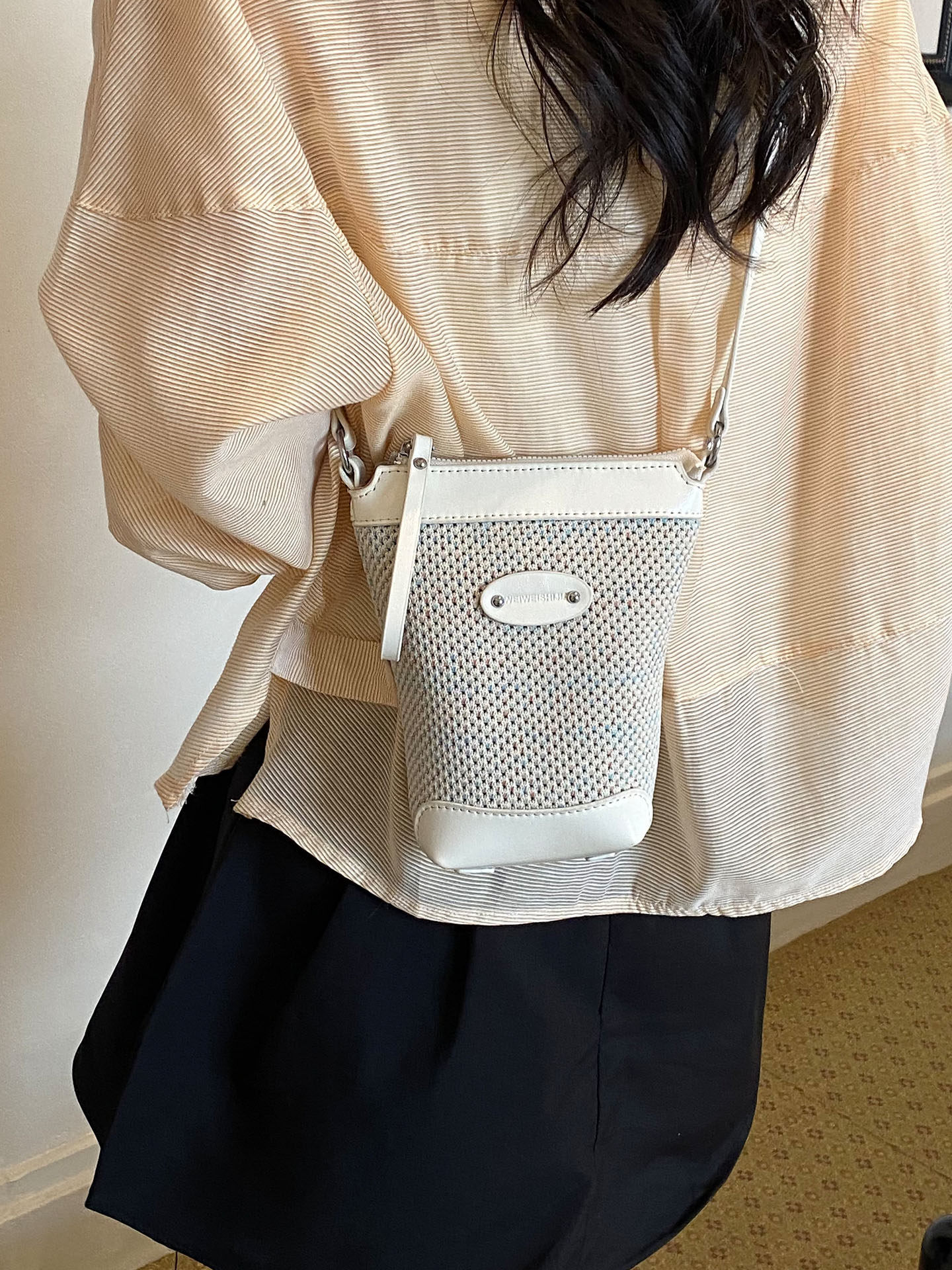 2026 bolsos casuales inclinados bolsos de moda para mujeres móviles de un solo hombro día cubos para llevar un nuevo bolso coreano tejido súper caliente