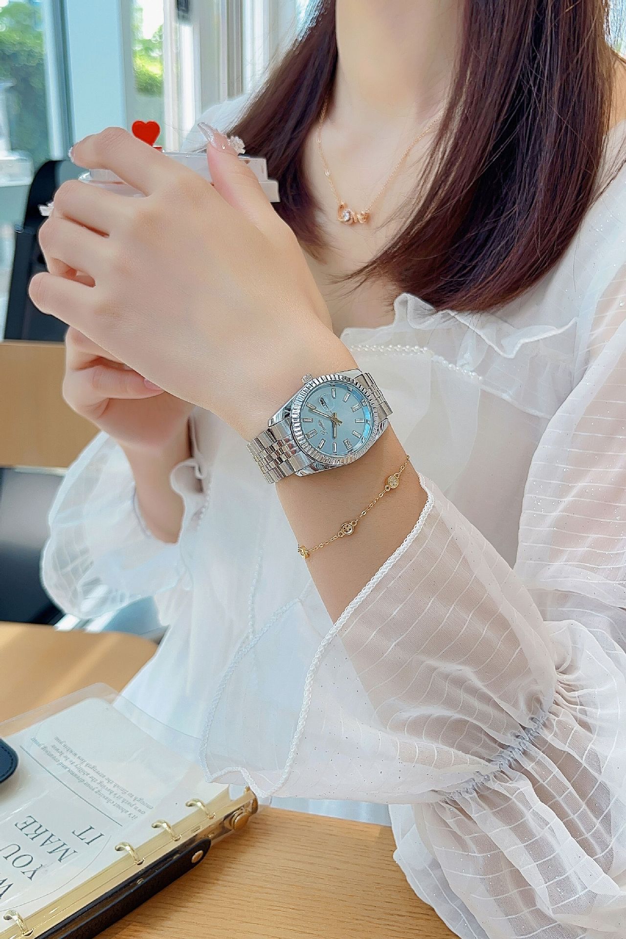 Quartz Movement Casual Simple Style Commute Round Butterfly Double Snap Quartz Watch