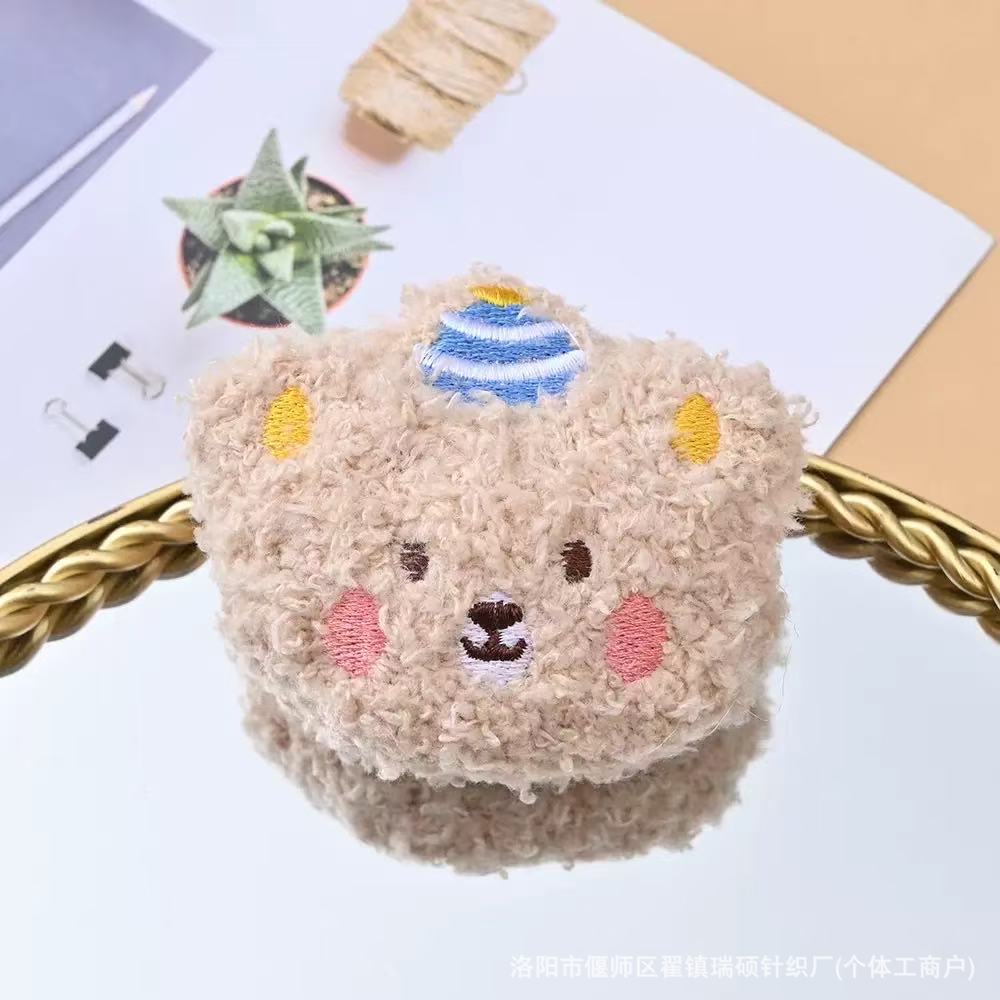 Hat, brooch, with little bears