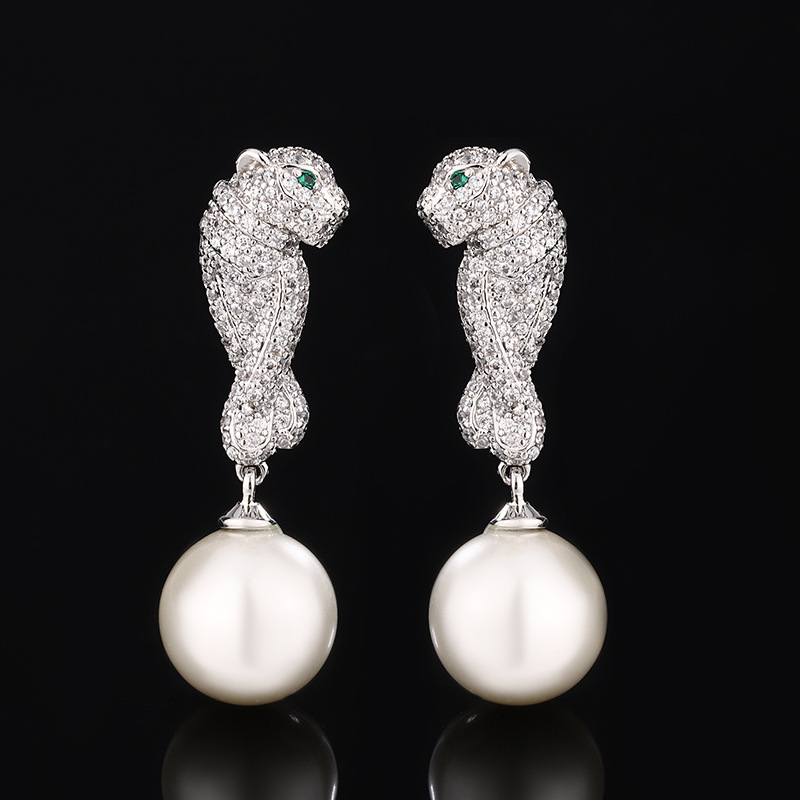 Pendientes de oro blanco con cuentas blancas