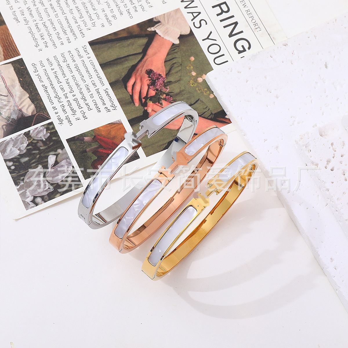 Pulsera de acero inoxidable mujer letra H joyería titanio acero no desvanecimiento venta al por mayor nueva pulsera simple oro plateado hebilla de apertura