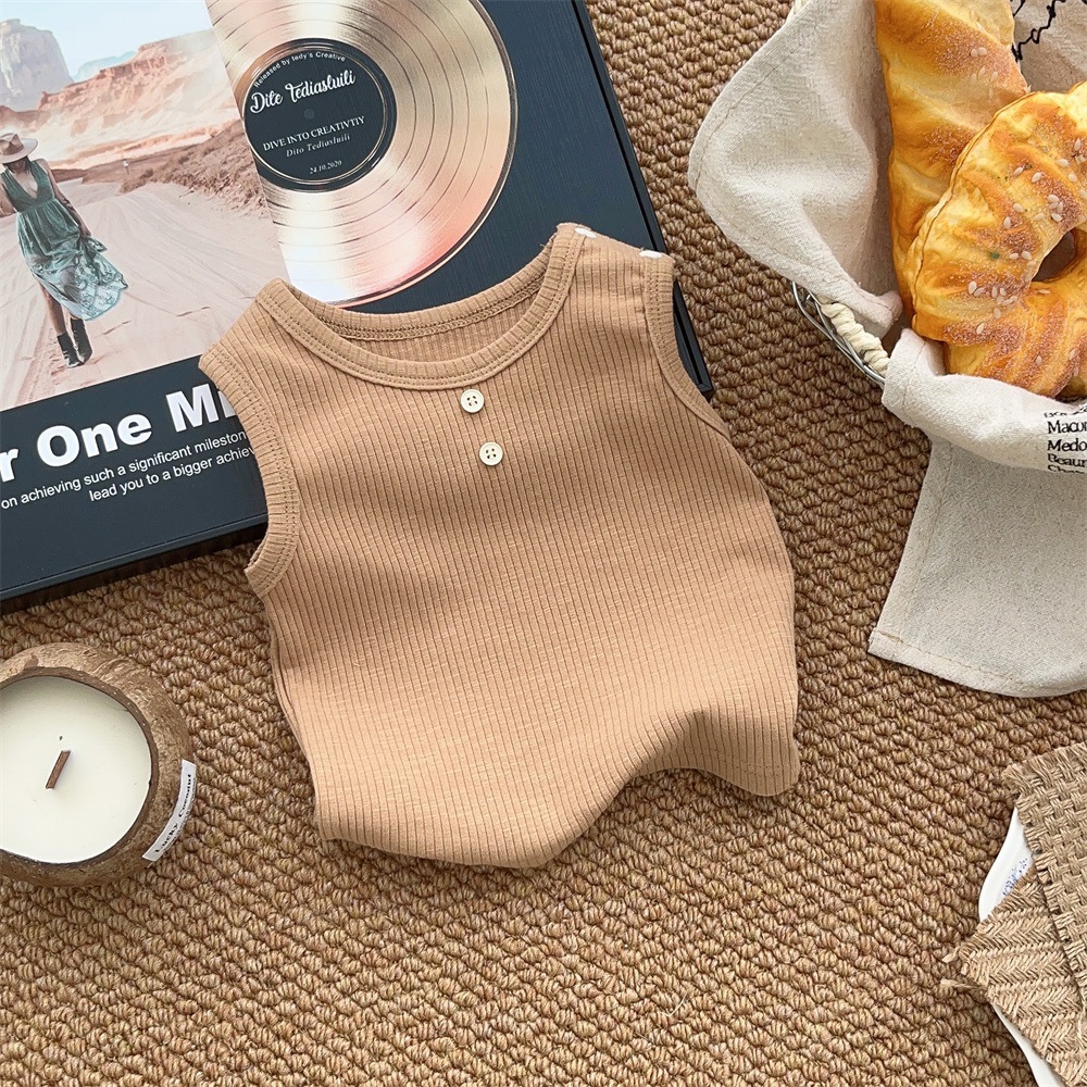 Traje pequeño de estilo coreano para bebés y niños pequeños 2025 verano nuevo traje de tres piezas para recién nacidos de 1 a 3 años