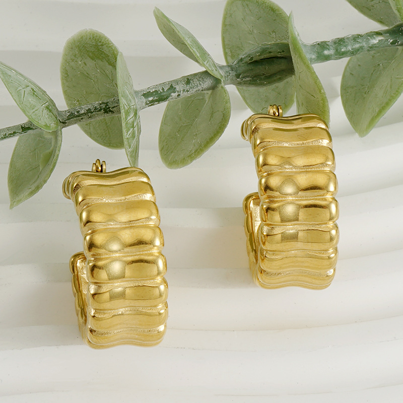 Acero inoxidable transfronterizo europeo y americano moda nicho geométrico en forma de U pendientes titanio acero 18K oro Internet celebridad pendientes alfiler para las mujeres