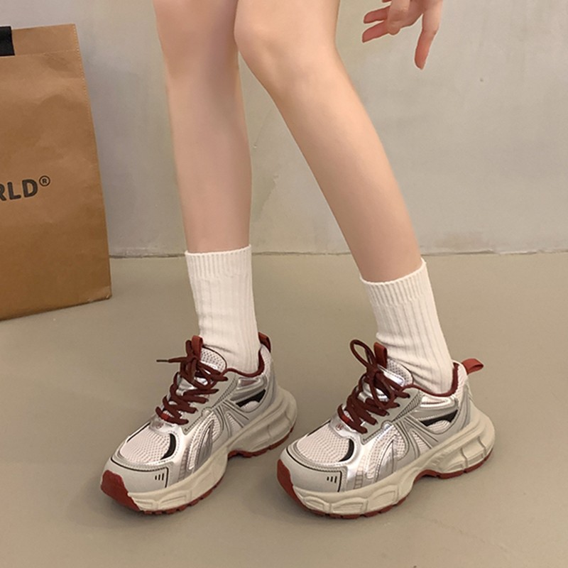 Zapatos de suela gruesa para mujeres ligeras de primavera y otoño de 2025 nuevos zapatos de mujer de altura para mostrar pies pequeños zapatos deportivos casuales para mujeres