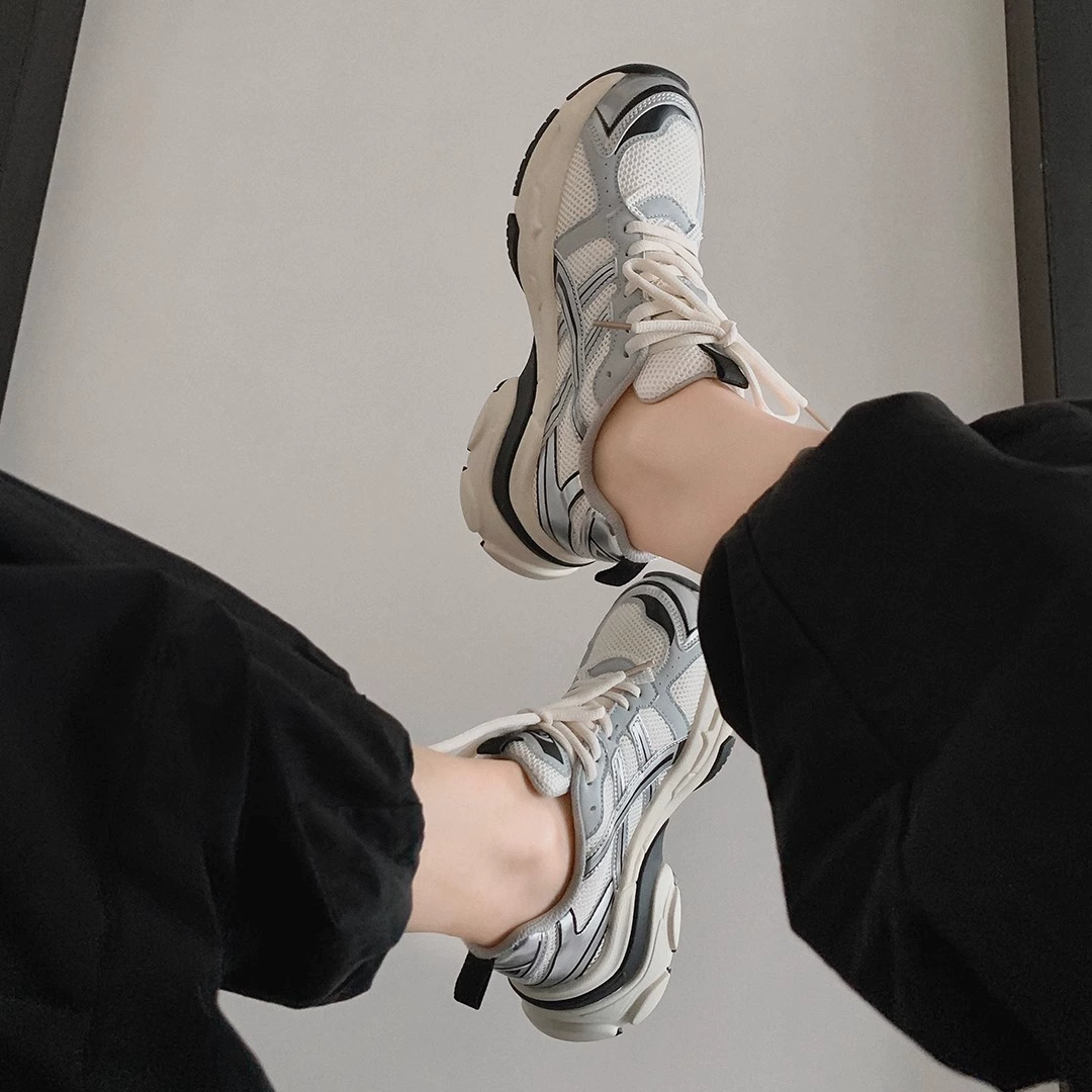 Толстоватые dad sneakers женские, верх из кожи и сетки, массивная подошва в космическом серебре, размеры 34–40