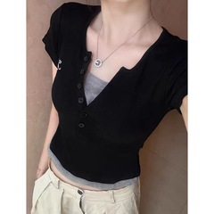 純粋なvネックの黒い偽の2つの肩の半袖のtシャツの女性の夏のデザイン感の修身は色にぶつかってつなぎ合わせます。
