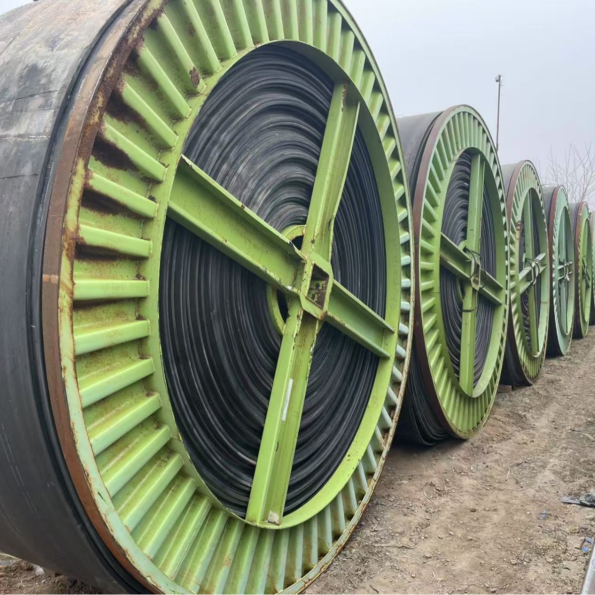 旧输送带橡胶板钢丝芯输送带使用寿命长尺寸可剪旧传送带厂家直营