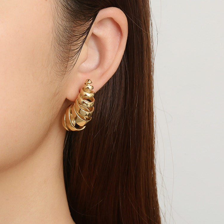 Transfronterizo nuevo estilo de moda brillante oro espiral agujero pernos de gota de agua simple de alta calidad sensación de auriculares de acero inoxidable al por mayor