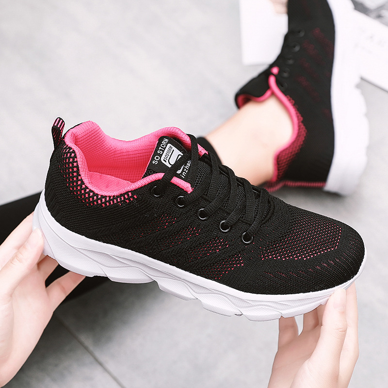 Zapatos de madres suaves de calidad zapatos de carreras deportivos casuales de tejido volante estilo coreano ligero y simple estilo de moda juvenil
