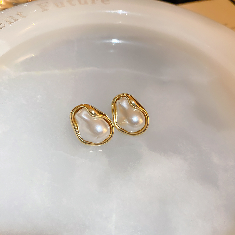 Pendientes de perlas artificiales de mariposa de aguja de plata Pendientes de todo fósforo de nicho retro femenino Pendientes de temperamento de moda Lujo ligero de alta gama