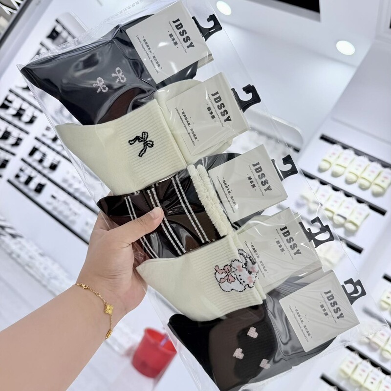 New autumn and winter women's Japanese and Korean style fresh mid-calf socks, black and white bear cartoon socks, sporty college trend socks New autumn and winter women's Japanese and Korean style fresh mid-calf socks, black and white bear cartoon socks, sporty college trend socks