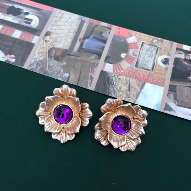 9g Weight Other Inlay Material Earrings, Ear Studs Classification Flower Pattern Women'S Gender Simple Style Style Purple, Silver Color Retro Palace Purple Rose Pearl Fashion Earrings 9