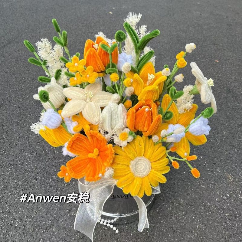 ツイストな花束の手作りの材料を包んで、バラを抱いて桶の花を抱いて彼女の親友にプレゼントします。|undefined