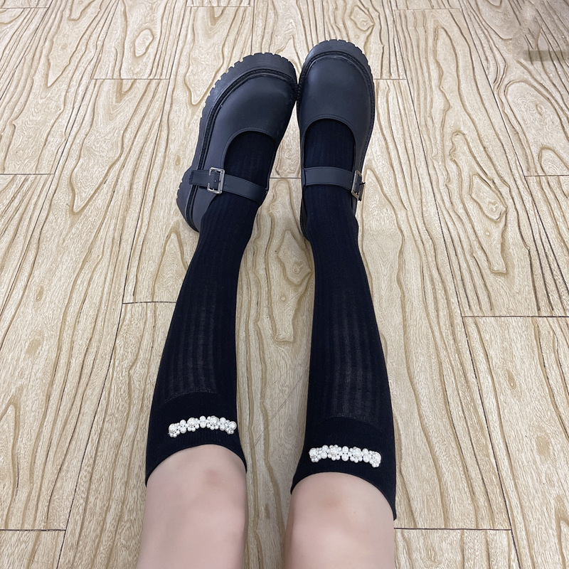 Melnas rudens vidus un ziemas sieviešu kokvilnas pērļu tievējošas baltās garās caurulītes, jaukas interneta slavenību modernas teļa zeķes_voghion.com