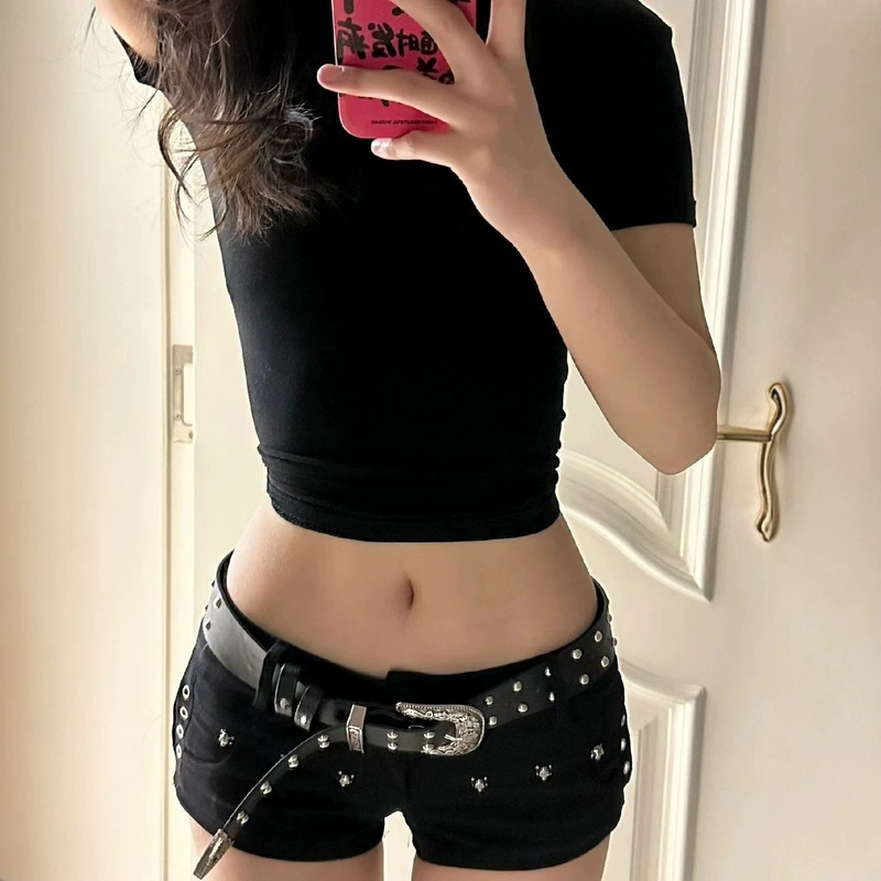 American-style spicy girl dark Y2K style tight-fitting black denim shorts with rivet design, low-waisted slimming hot pants for women